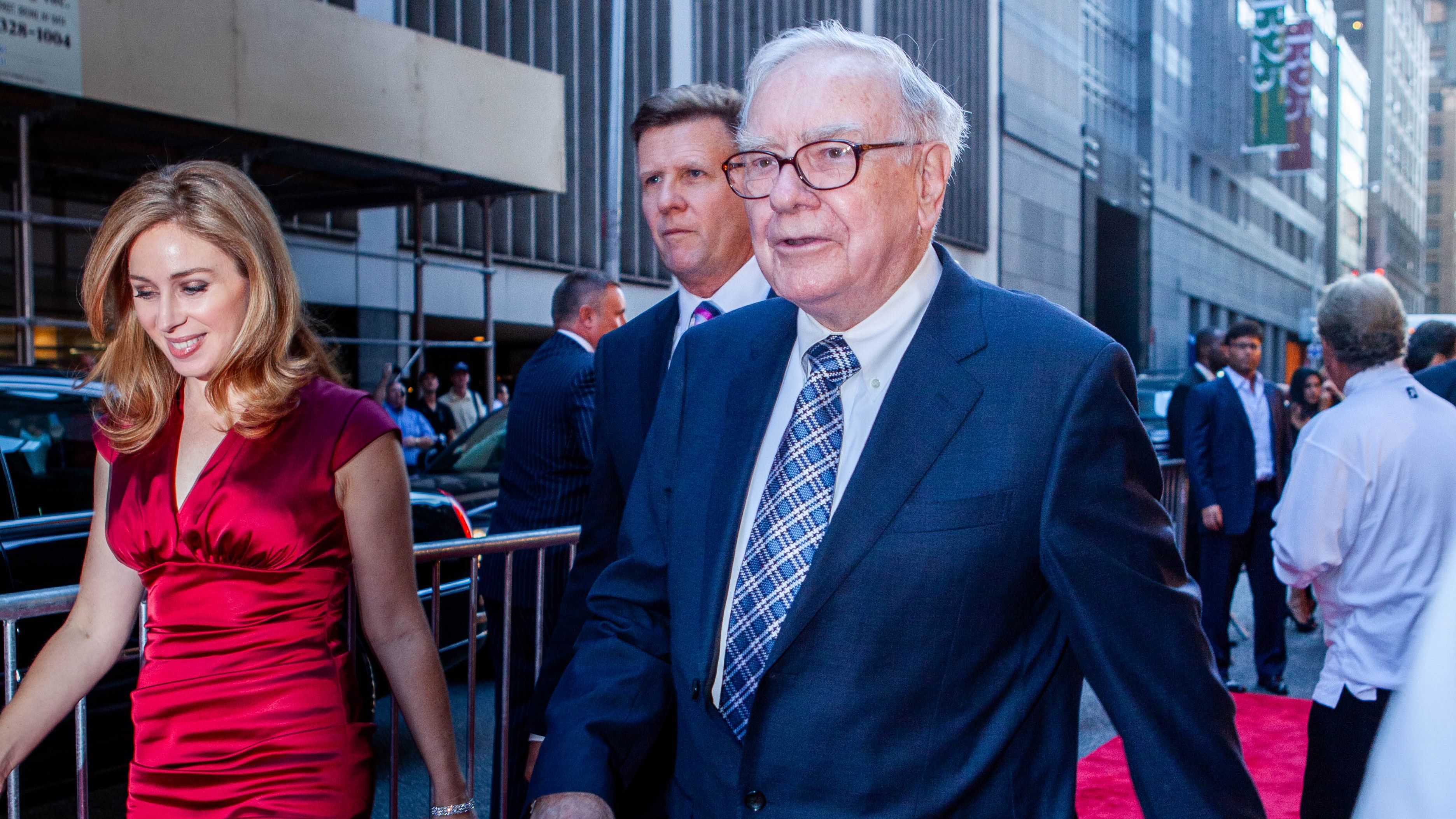 Warren Buffett Hands Berkshire Chairmanship to Son Howard