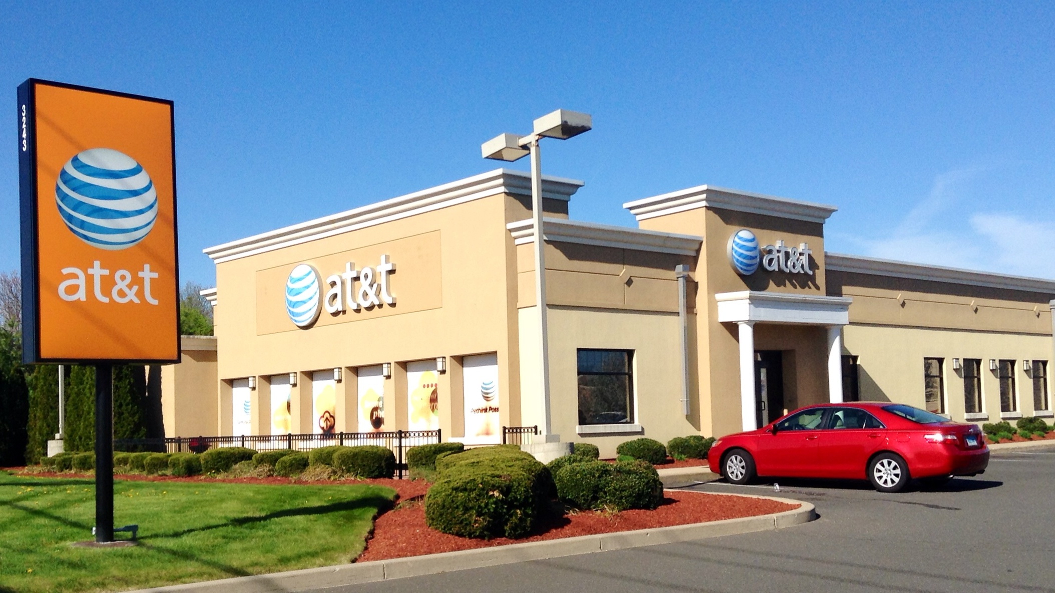 AT&T Raises Profit Outlook as Broadband Additions Hit a Record